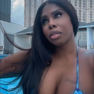 Meet your Posher, Latroya